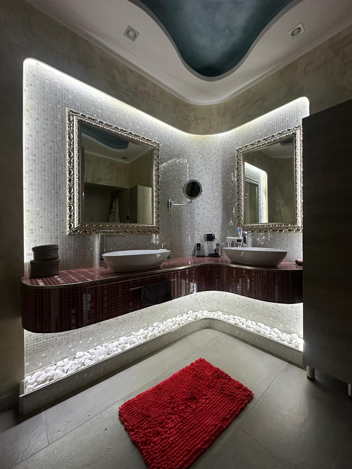 Bagno con mosaico rosso e doppio lavabo