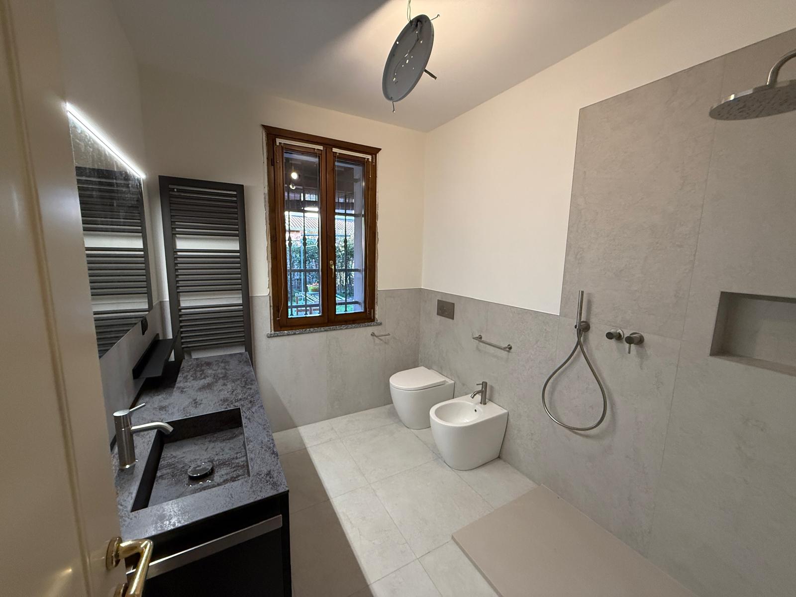 Bagno con sanitari installati