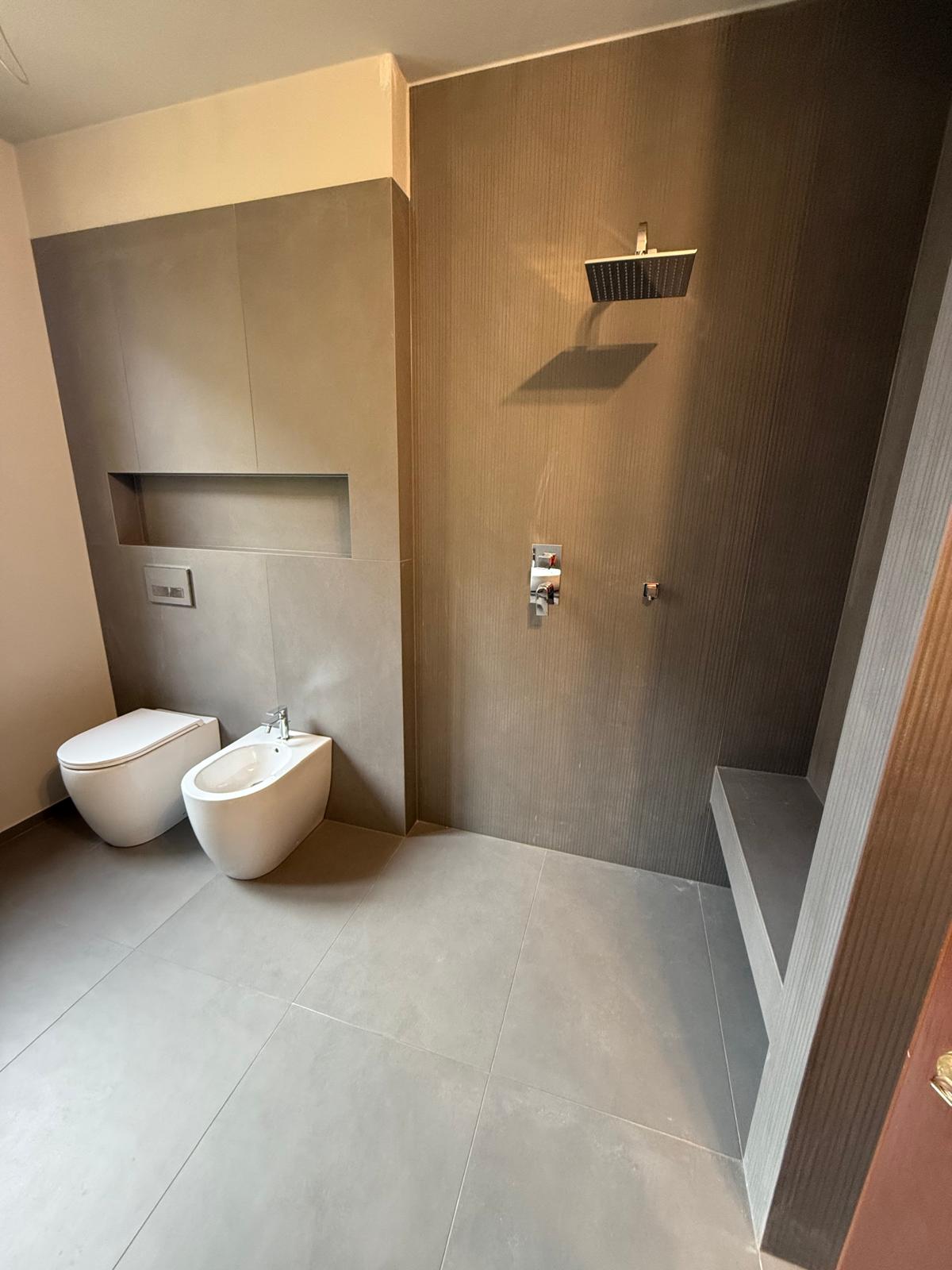 Lavoro bagno con finiture idrauliche